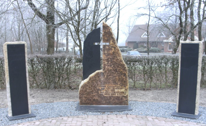 Denkmal mit Stehlen