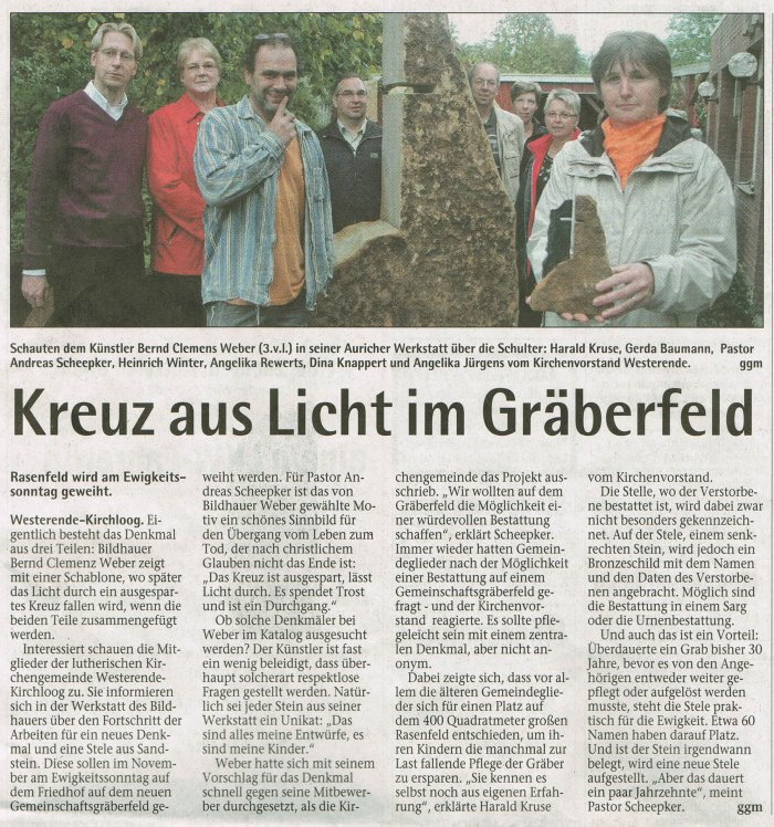Kreuz aus Licht im Gr�berfeld